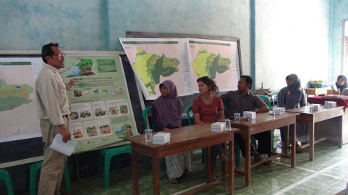 Explaining PMRV  CIFOR researcher, Yuli Nugroho, explains the PMRV project during a community meeting.