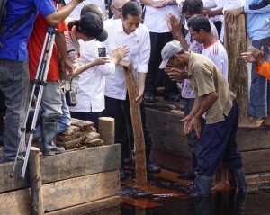 Presiden Jokowi meninjau kalan Sungai Tohor (Dok. Koalisi Blusukan Asap)